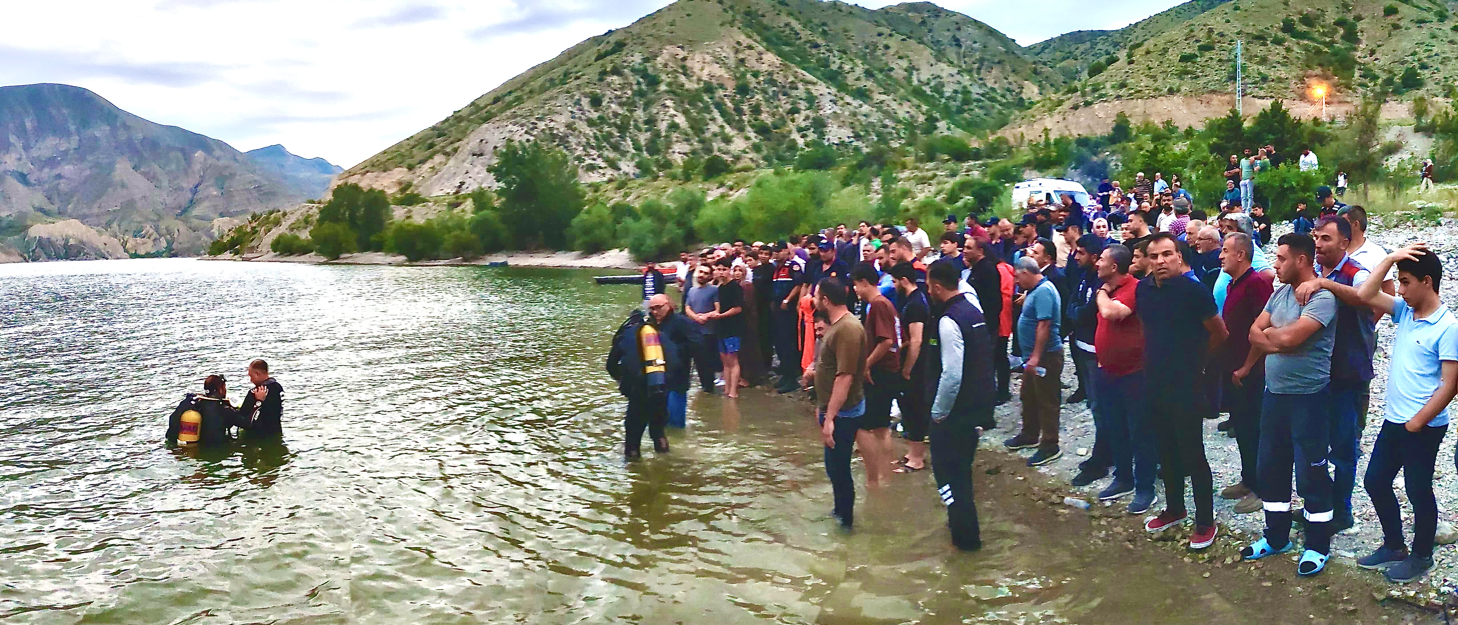 TORTUM GÖLÜNE SERİNLEMEK İÇİN GİREN ÇOCUK KAYBOLDU