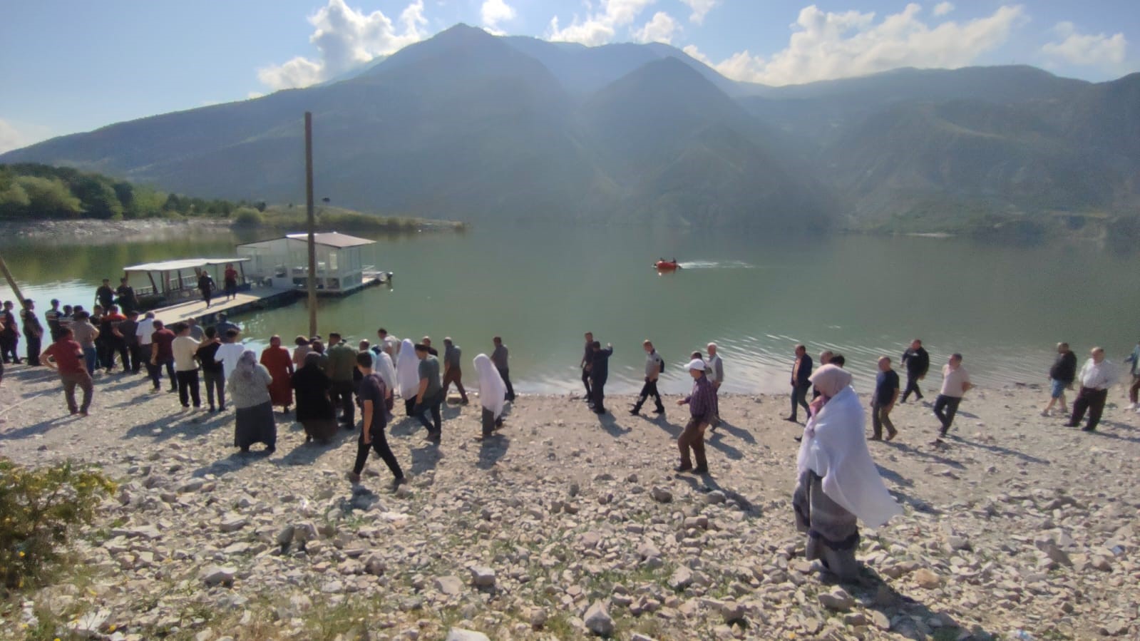 SERİNLEMEK İÇİN TORTUM GÖLÜNE GİREN ÇOCUĞUN CESEDİNE ULAŞILDI