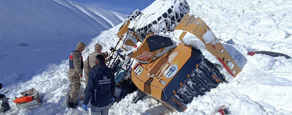 JANDARMA EKİPLERİ ERZURUM'DA ÇIĞ ALTINDA KALAN İŞ MAKİNASI OPERATÖRÜNÜ KURTARDI